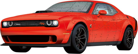 Dodge Challenger raudonas kupė trijų ketvirčių kampu, akcentuojantis priekinius žibintus ir dėlionės raštą ant kėbulo