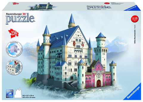 3D dėlionė Ravensburger Neuschwanstein pilis su mėlynais stogais ir rožine prieiga, surinktas modelis ant uolos
