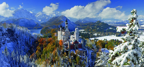 Plakatas Neuschwanstein pilis žiemą, 90×30 cm kraštovaizdis su ryškiu kontrastu tarp sniego ir rudens spalvų