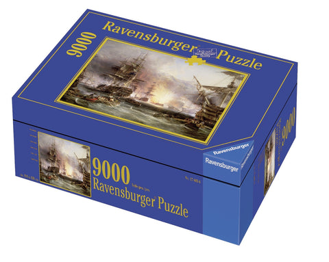 Dėlionė Ravensburger 9000 detalių mėlynoje pakuotėje, pasvirusi dėžė su jūrine laivų mūšio kompozicija ant viršaus