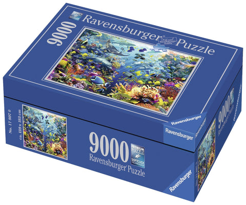 Dėlionė Ravensburger 9000 dalių mėlyname dėkle su spalvingu povandeninio koralų rifų paveikslu, rodoma iš kampo