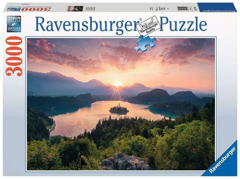 Dėlionė Ravensburger 3000 detalių, dėžutės priekis su saulėlydžio ežero salos peizažu, aukšta raiška