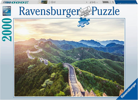 Dėlionė Ravensburger 2000 dalių, dėžutės priekis su saulėlydžio panorama per Didžiąją Kinijos sieną ir kalnų siluetais