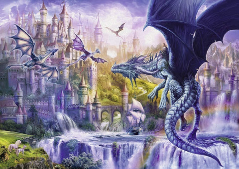 Drakonų plakatas 70×50 cm, violetinės ir mėlynos spalvos pilies ir krioklio scena su skriejančiais drakonais, variantas be rėmo