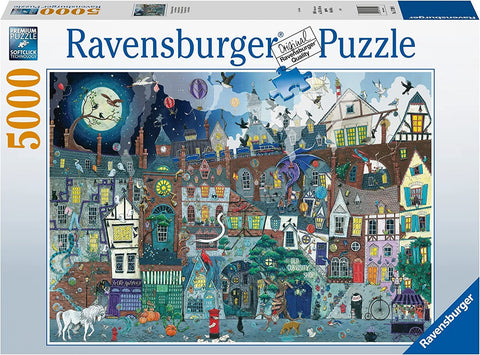 Galvosūkis Ravensburger 5000 detalių – spalvotas paslaptingas miestelis naktį su karikatūriškais namais ir objektų gausa