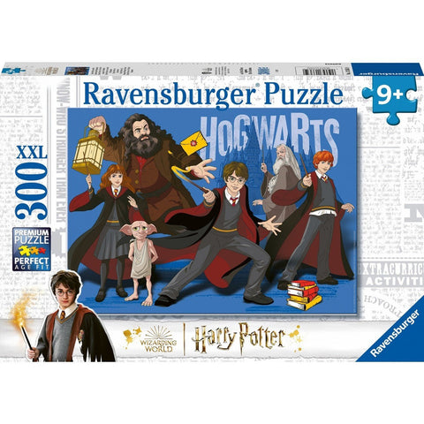 Harry Potter dėlionė Ravensburger 300 XXL mėlynoje dėžutėje su Hogwartso iliustracija — Harry, Hermiona, Ronas, Hagrid ir Dobby