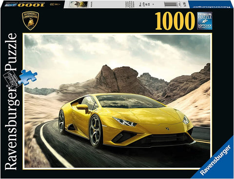 Dėlionė Ravensburger Lamborghini 1000 detalių, geltonas sportinis automobilis iš priekio–šono kampo važiuoja vingiuotu kalnų keliu
