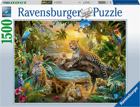 Dėlionė Ravensburger 1500 dalių, dėžėje tropinė scena su leopardų šeima, spalvingomis papūgomis ir saulėlydžiu