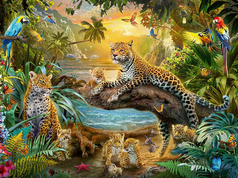 Drobė su leopardų šeima paplūdimyje, ryškūs saulėlydžio atspalviai, palmių fonas, keli papūgų ir jaunikliai