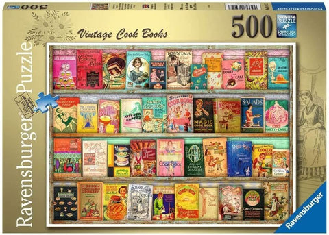 Dėlionė Ravensburger 500 detalių su retro kulinarinių knygų lentyna, aiškiai matomas dėžutės viršelis ir spalvos