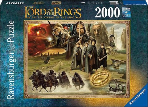 Dėlionė Ravensburger 2000 dalių „Žiedų valdovas: Bendražygystė“ su herojų grupės kompozicija, ryškiu auksiniu žiedu ir kovos scenomis