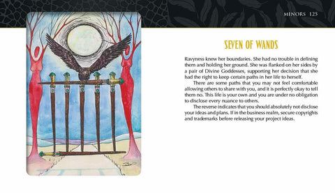 tarot korta Seven of Wands — spalvotas kortos motifas su juodu vanagu virš septynių lazdelų ir aiškinimo tekstu dešinėje