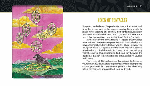 Tarot korta Septyni pentakliai su rožiniu debesų fonu, geltonais pentakliais kabant virš juodos varnos ir žalios pievos