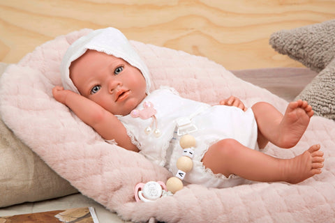 Kolekcinė Reborn lėlė mergaitė 38 cm – Arias, rankų darbo, balti rūbeliai, tikroviška