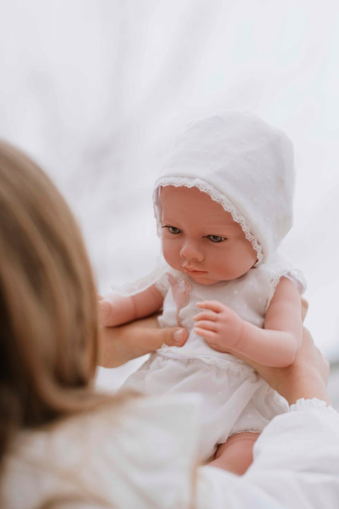Kolekcinė Reborn lėlė mergaitė 38 cm – Arias, rankų darbo, balti rūbeliai, tikroviška
