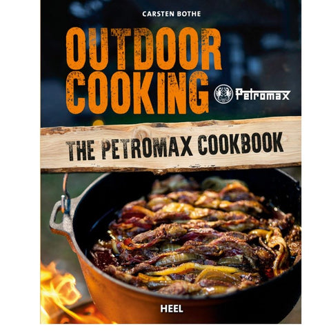 Knyga Outdoor Cooking (Petromax) — lauko kulinarijos receptų rinkinys, viršelyje keptas patiekalas ketaus puode