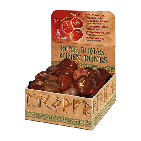 Runos iš raudono karneliano dėžutėje — poliruoti akmenys su auksiniu įgravinimu, vitrininis priekinis kampas