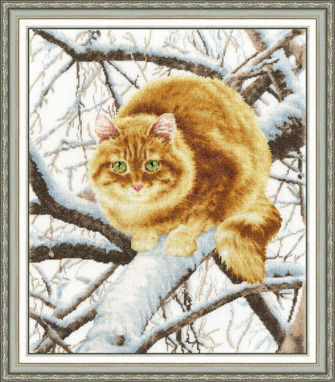 Kryželių siuvinėjimo rinkinys – rudas pūkuotas katinas ant snieguotos šakos, baigtas ir rėmuotas 40×40 cm