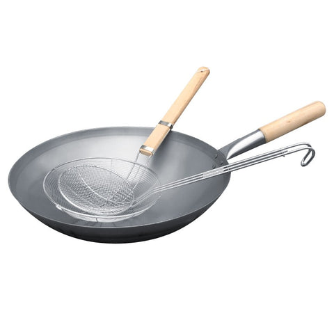 Produktų puslapyje rodoma anglinio plieno wok keptuvė su medine rankena ir tinkline mentele, fotografuota iš įstrižo kampo, komplektas