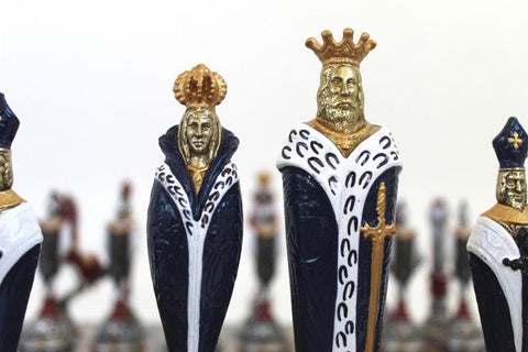 Šachmatų figūros, auksu ir juodai balti karalius ir karalienė, artimiausias planas parduotuvės galerijoje parodo emalio apdailą ir karūnų bei kardo detales