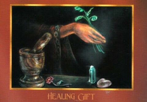 Orakulo korta Healing Gift su ranka dovanojančia žalią šakelę, moliniu trintuvu, žaliu žvakiu ir gydomu akmeniu ant tamsaus fono