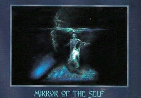 plakatas Mirror of the Self, tamsiai mėlynas, eterinė moters silueto kompozicija ant blizgaus fono, rėmuotas 50×70 cm