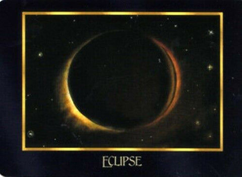 Plakatas Eclipse juodo fono, auksiniu rėmu ir švytinčiu užtemusio saulės žiedo motyvu, dizainas su pavadinimu apačioje