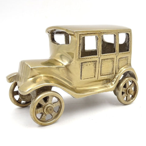 Bronzinis miniatiūrinis automobilis antikvarinis dekoro elementas, aukso spalvos, iš trijų ketvirčių kampo