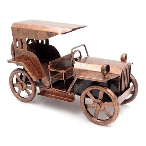 dekoratyvinis metalinis automobilis vario atspalviu, atviro stogo retro stiliaus stalo ornamentas, nufotografuotas iš priekinio dešinio kampo