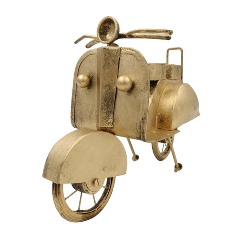 Metalinis motoroleris aukso atspalvio, dekoratyvus stalo ornamentas ant stovo, priekinis kampas ir detalės matomos