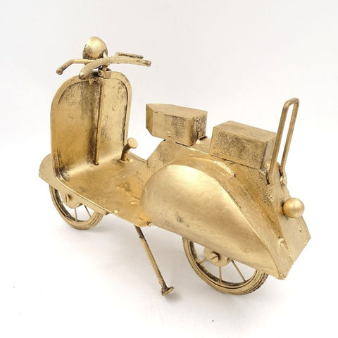 Auksinis motociklo modelis su šonine priekaba, metalinis dekoratyvinis 20 cm, rodoma iš trijų ketvirčių kampo, matomi ratai ir bagažo blokai