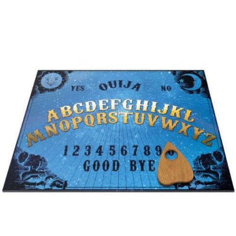 Ouija lenta mėlyna su aukso raidėmis ir medine planchete dešinėje, stilinga okultiniam interjerui