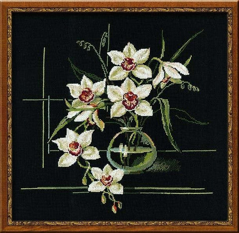 Siuvinėtas paveikslas baltomis orchidėjomis vazoje, juodas fonas ir dekoratyvinis medinis rėmas, skirtas kabinimui