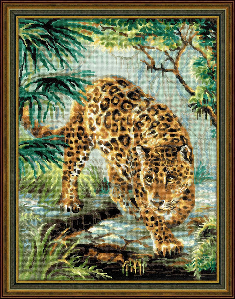 Kryželių rinkinys su užbaigtu leopardo motyvu: rudas leopardas džunglės fone rėme, paruoštas kabinti
