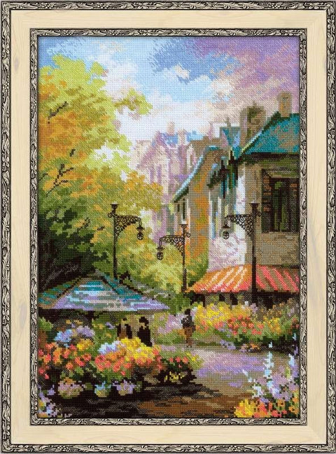 Paveikslas miesto gatvės su gėlėmis ir žibintais, sodrių spalvų, šviesaus dekoratyvinio rėmo vertikalus rodinys, 40×60 cm variantas