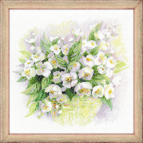 Siuvinėtas paveikslas balti jazminai su žaliomis lapelėmis ir šviesiu mediniu rėmu, 40×40 cm, frontalinis variantas