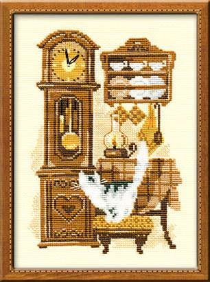 siuvinėtas paveikslas rudos ir smėlinės spalvos su katinu prie seno laikrodžio, medinis rėmas, 30×40 cm, rėminė versija