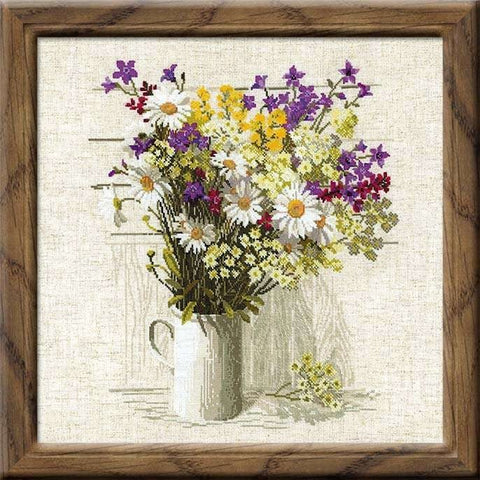 Kryželiu paveikslas su laukinių gėlių puokšte ant smėlio fono, rudas medinis rėmas, priekis parodytas, 30×30 cm