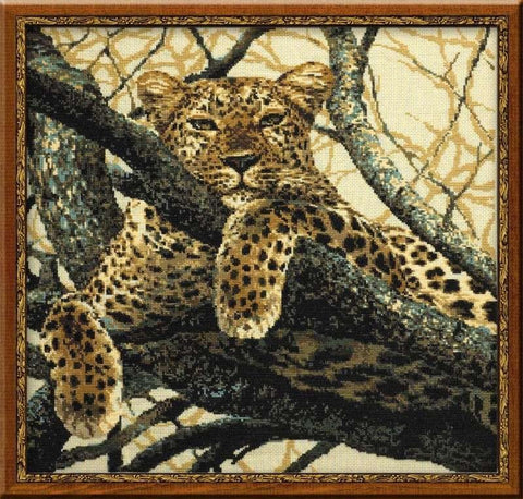 Siuvinėtas paveikslas leopardas, rudos ir smėlio spalvos, 50×50 cm, paruoštas rėminimui, frontalus detalus motyvas