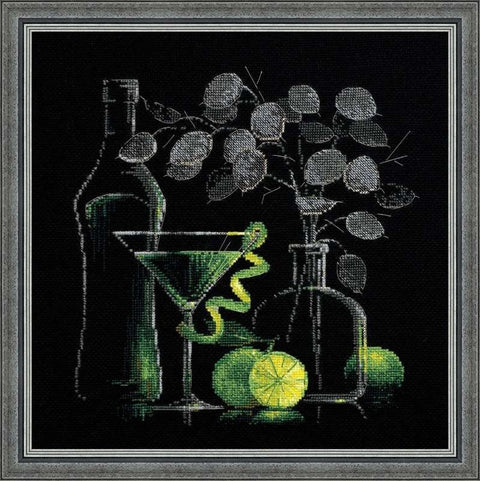 Kryželiu siuvinėtas paveikslas tamsiame fone su žaliomis citrinomis, kokteiliu taure ir sidabro rėmu, 40×40 cm