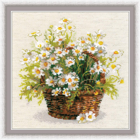 Siuvinėjimo rinkinys – rudas krepšelis su baltomis geltonomis ramunėmis, 30×40 cm, detaliai išsiuvinėtas