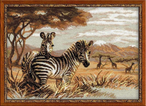 Kryželiu siuvinėtas paveikslas zebrai dykumoje, rudo medžio rėmas, šiltos sepijos tonacijos, horizontali kompozicija