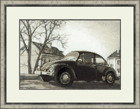 Siuvinėtas paveikslas, rėminis sepijos tonų klasikinis juodas Vabalo automobilis profilio kampu, 60×45 cm