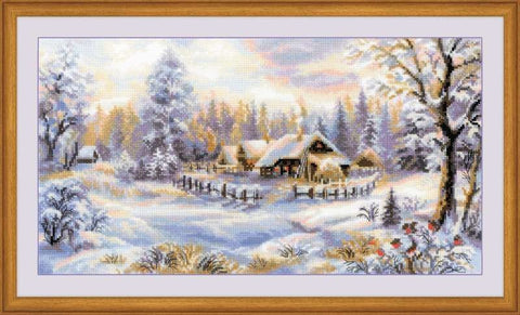 Kryželių paveikslas žiemos kaimo trobelė, pastelinės spalvos, medinis rėmas, 50×30 cm, visa kompozicija matoma iš priekio