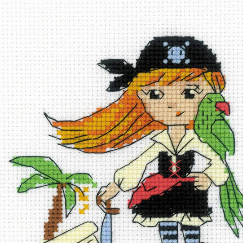 Kryželių rinkinys: piratė su oranžiniais plaukais ir žaliu papūga ant peties, palmė ir raidės ant balto Aida audinio, detalesnis variantas