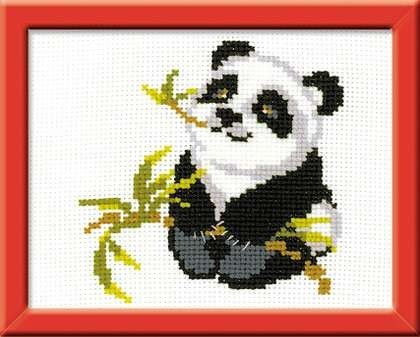 Kryželiu siuvinėta panda su bambuko šakelėmis ryškiai raudoname rėme, kompaktiškas priekinis variantas unikaliais stambiais kryželiais