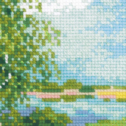 Kryželių siuvinėjimo rinkinys, artimas siūlų ir kryželių detalės rodymas, žali‑mėlynos spalvų pereigos