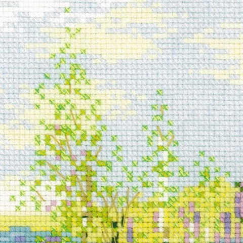 Kryželių rinkinys, arti parodytas pavasarinio peizažo pastelinės spalvos siūlų ir kryžiukų tekstūros fragmentas, 25×25 cm