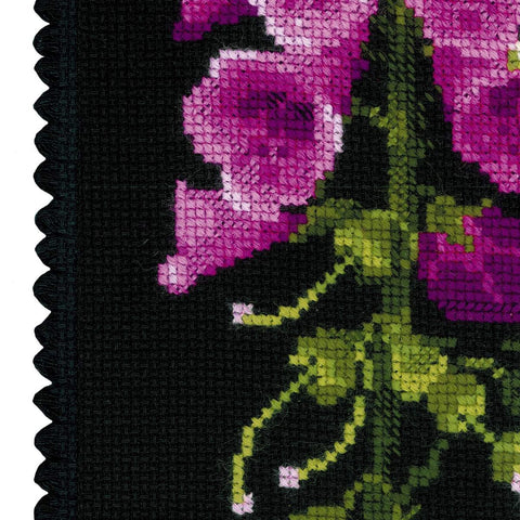 Kryželiu siuvinėta orchidėja ant juodo audinio, artimas planas atskleidžia ryškias violetines žiedų ir žalių stiebų detales