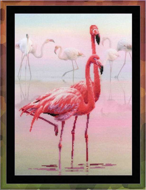 Flamingų paveikslas rėme su dviem ryškiai rožiniais flamingais priekyje ir blyškiu vandens fonu